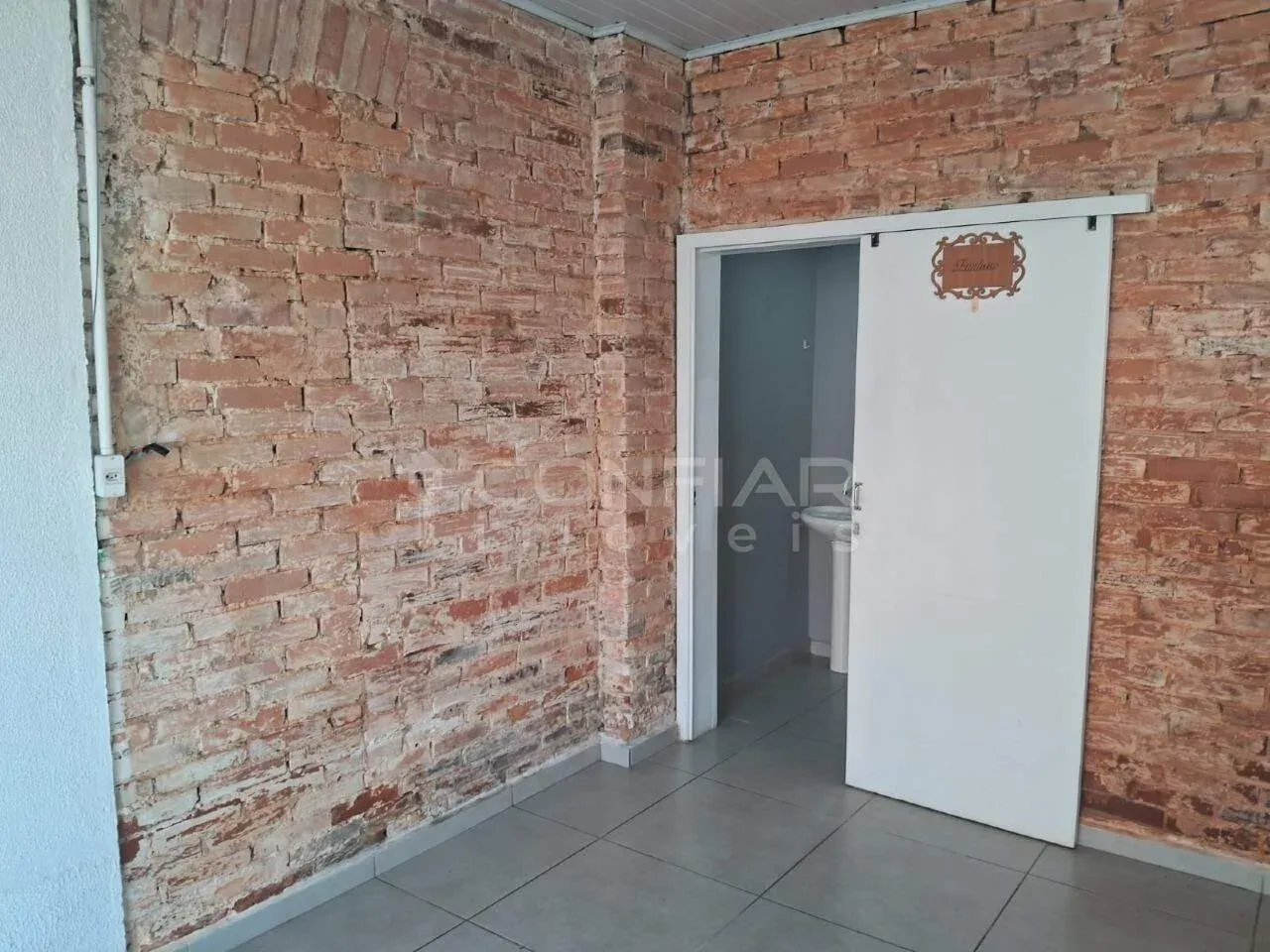Sala Comercial para Locação no Bairro Anita Garibaldi por R$1.600.00