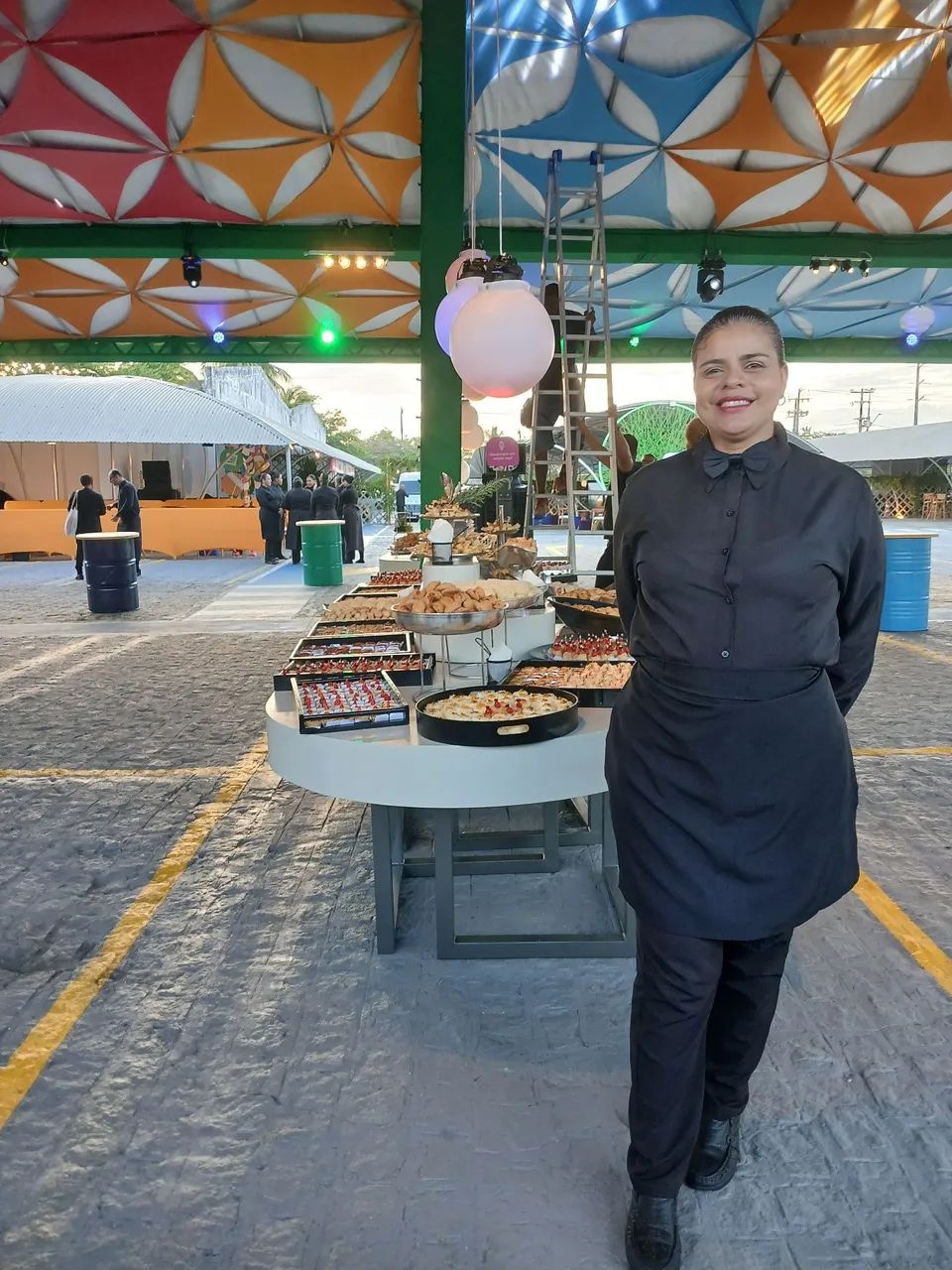 Garçom e garçonete  promoçao apoio tbm  - Foto 4