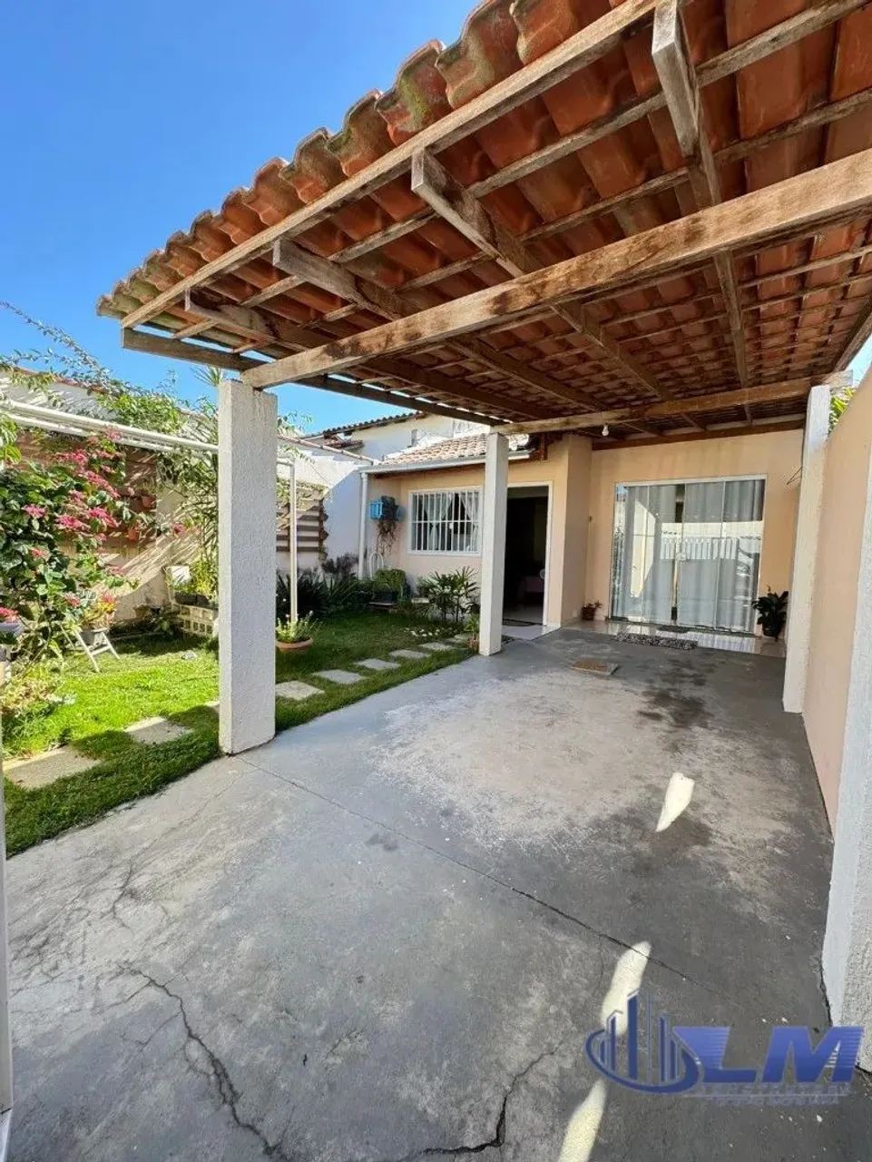 OPORTUNIDADE CASA LINEAR NO BAIRRO SANTA MÔNICA COM 02 SUITES, SALA DE TV E JANTAR, BANHEI