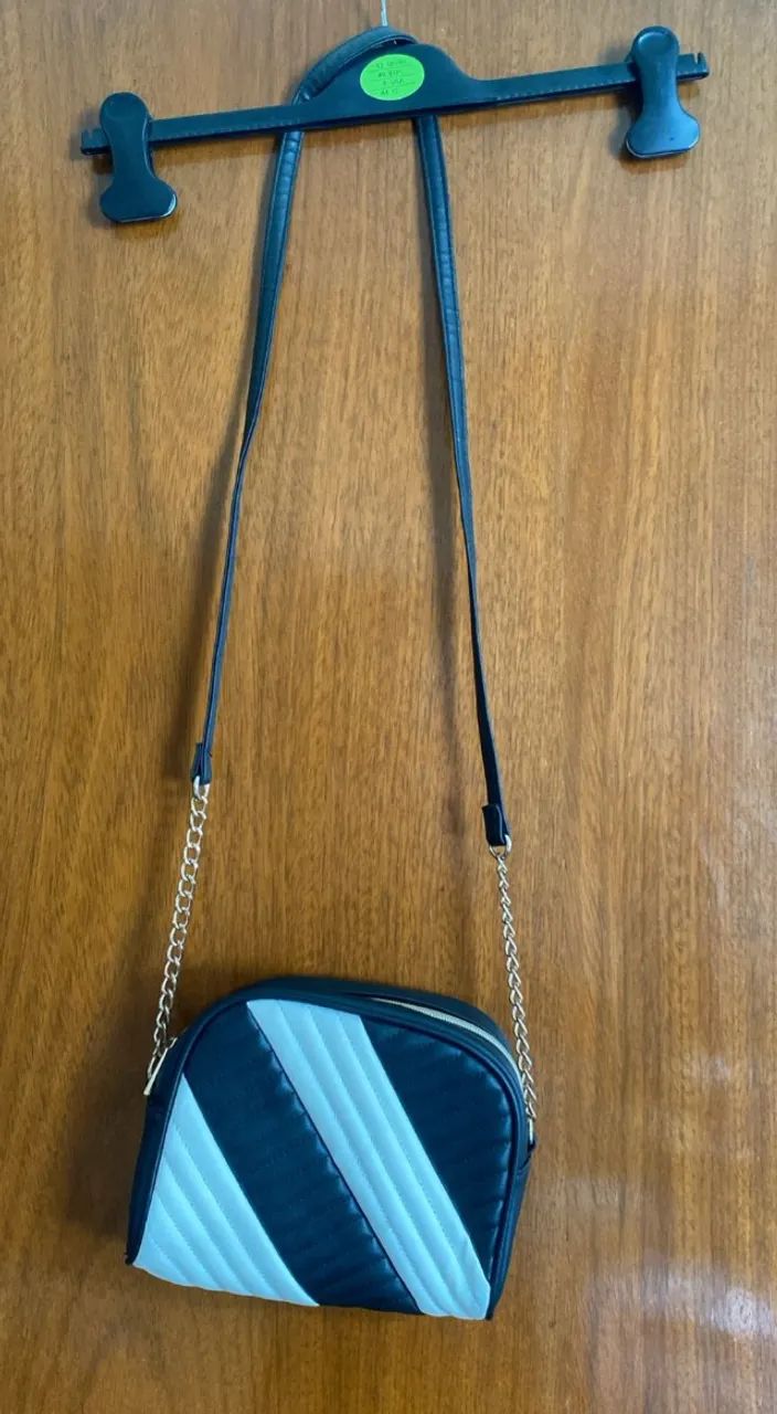 bolsa Transversal Pequena preta e Branca com Corrente - Foto 2