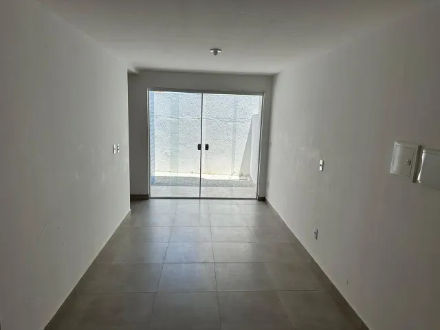 Apartamento térreo com 02 quartos, sendo 01 suíte e área privativa