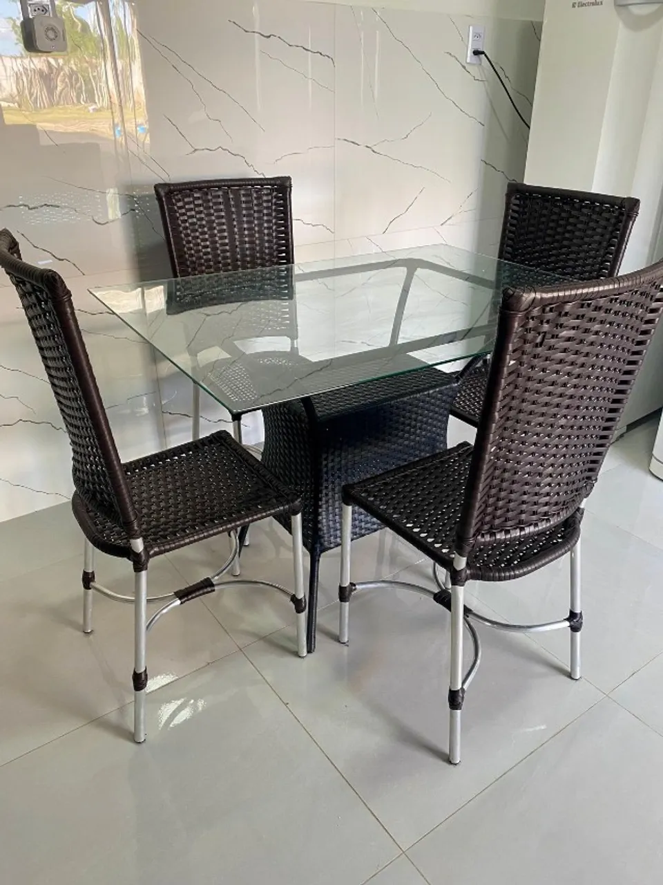 Conjunto de Mesa em vidro e fibra sintética!