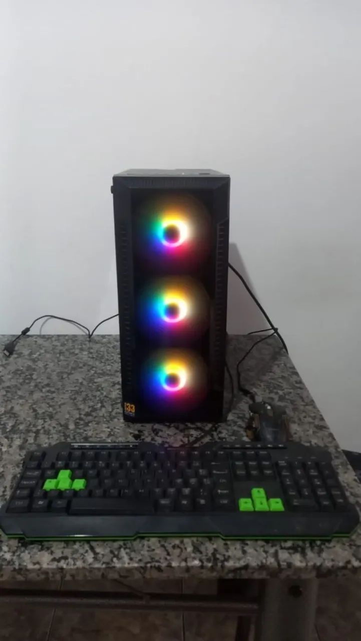 Vendo CPU com um Intel i7-2600 16GB de RAM e ssd de 256GB, com conjunto de mouse e teclado