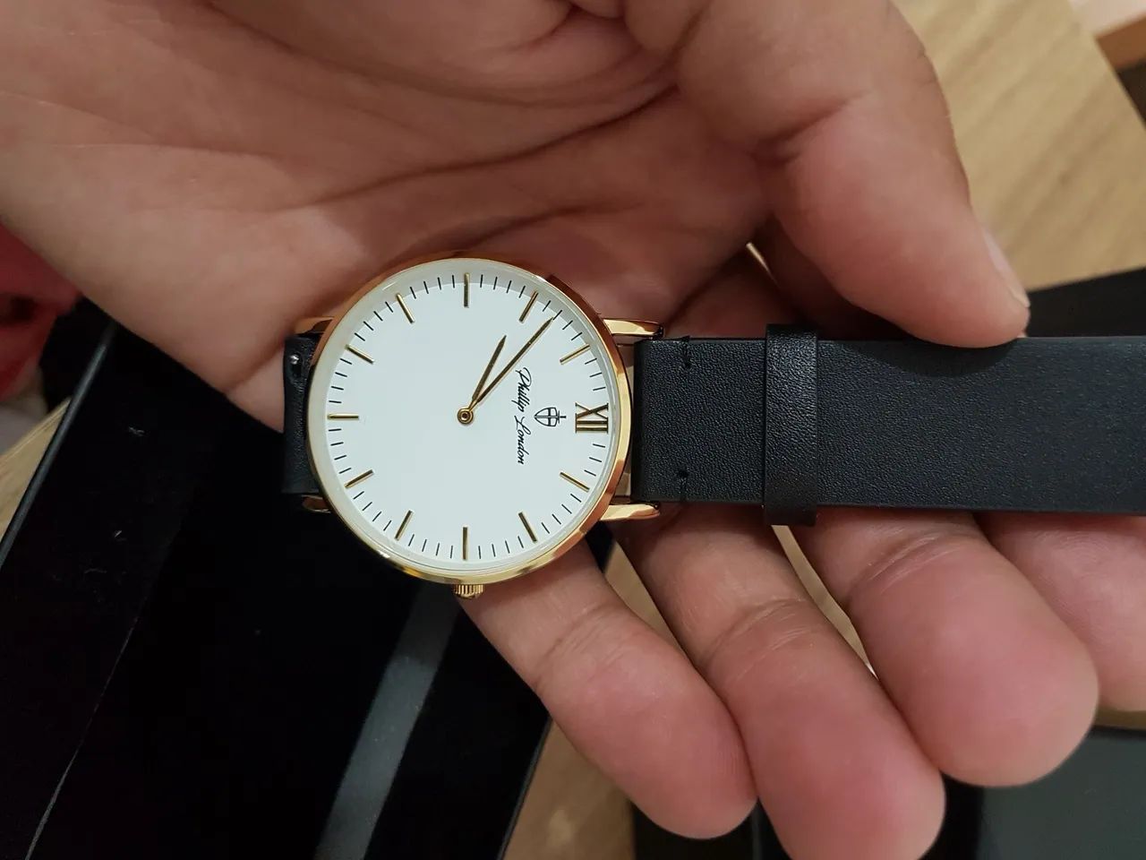Relógio Phillip London Dourado com Pulseira de Couro