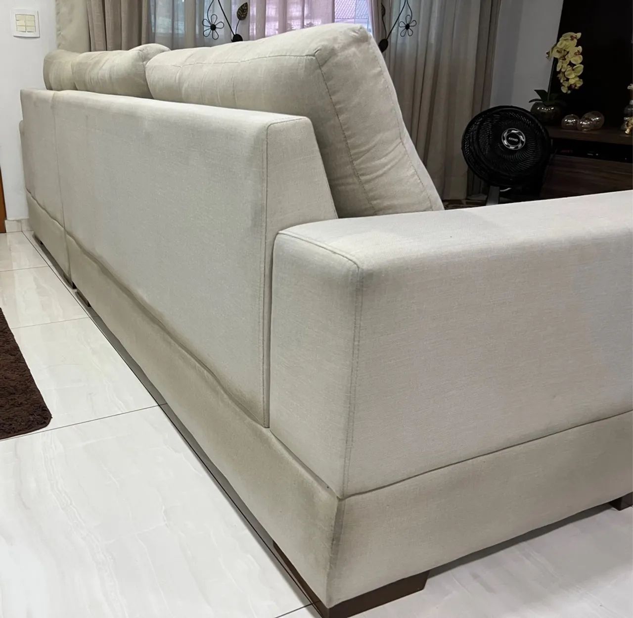 Sofá com chaise e apoio em madeira  - Foto 5