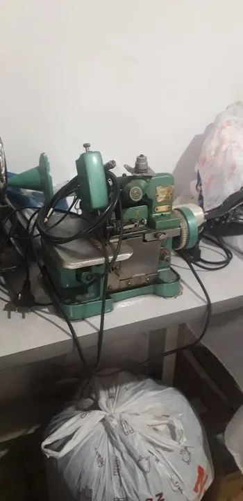 Máquina de Costura Overlock Industrial
