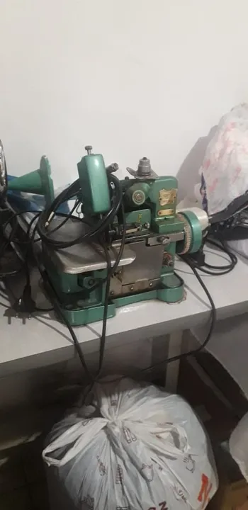 Máquina de Costura Overlock Industrial