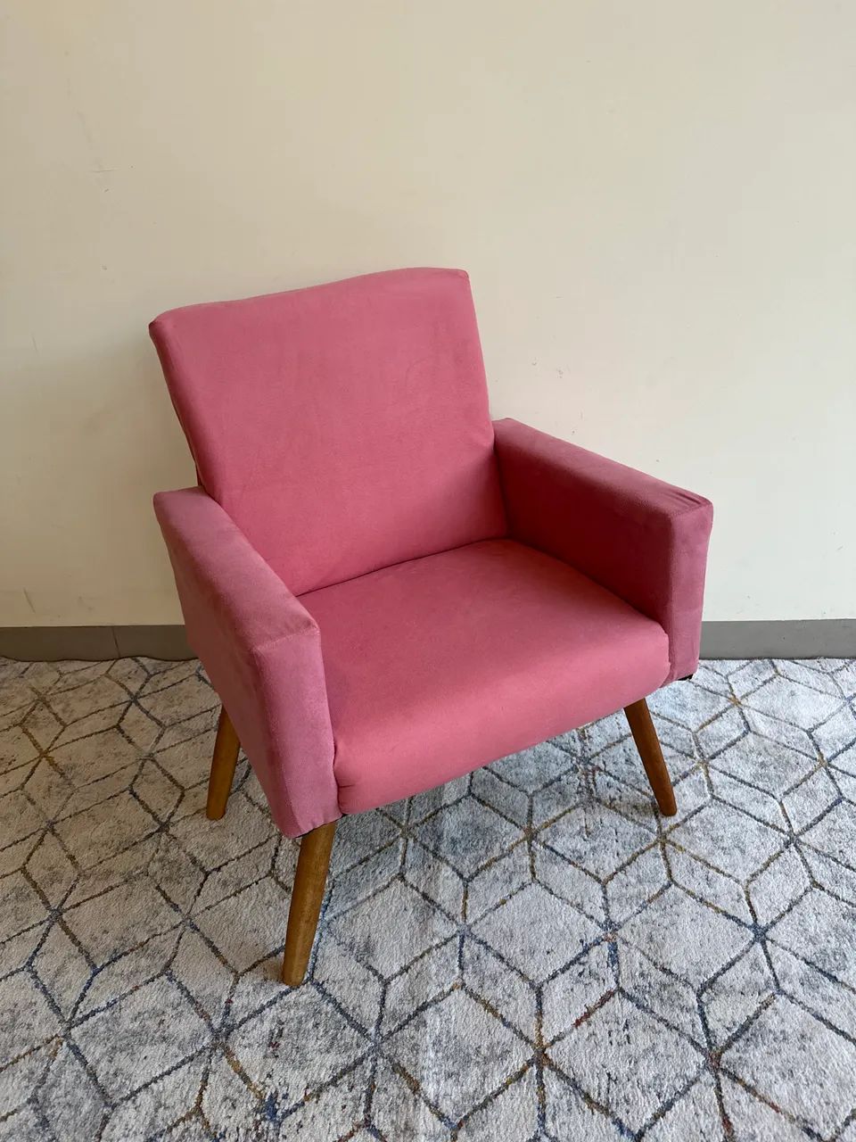 Poltrona rosa nova somente 280