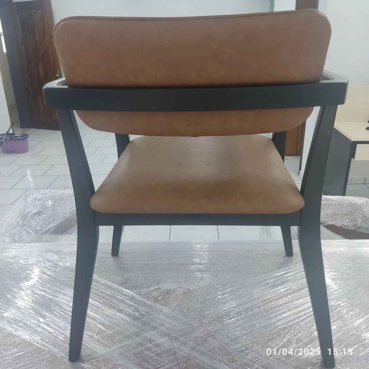 Mesa de Jantar em Madeira com 8 Cadeiras em couro ecológico  - Foto 4