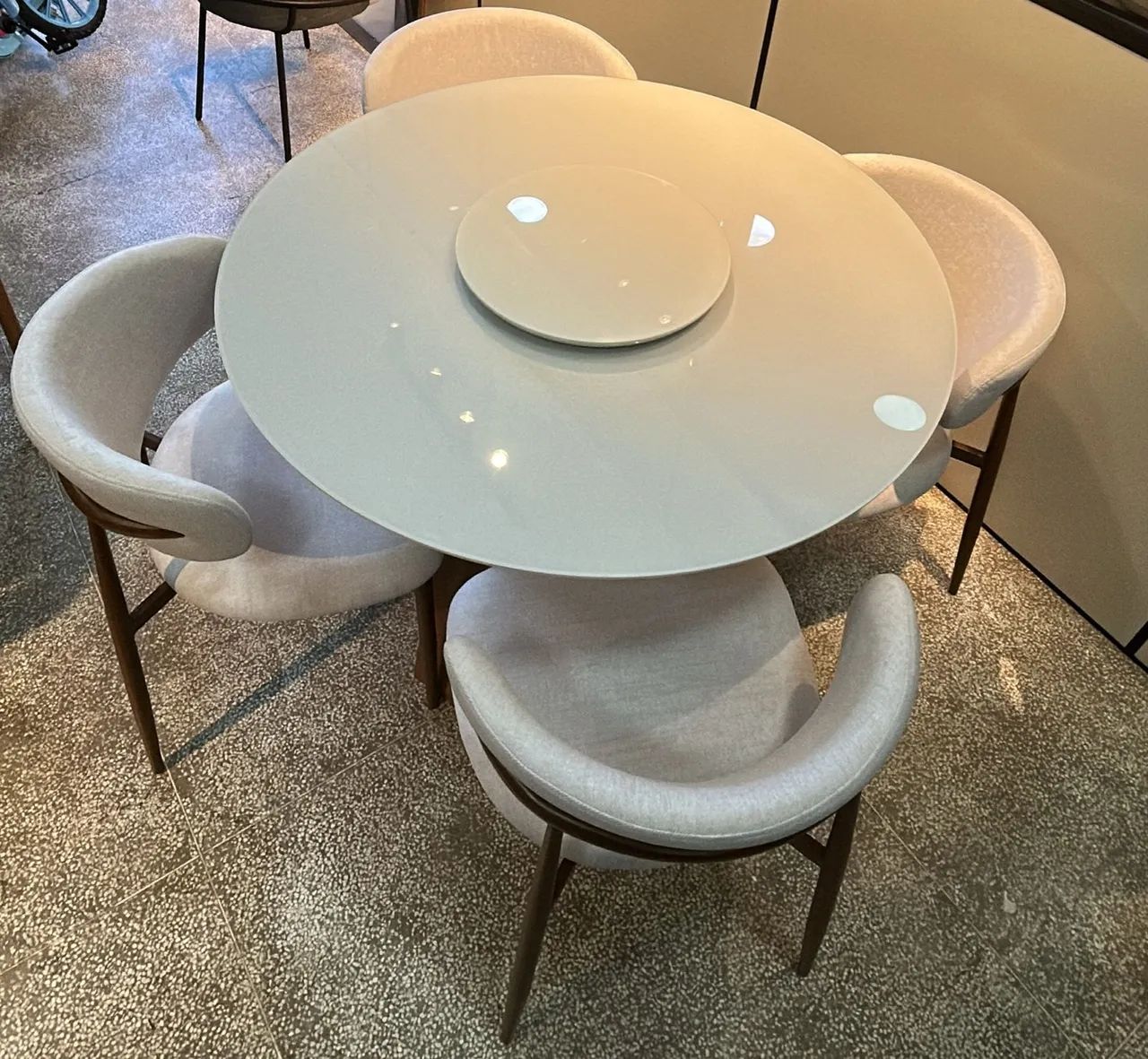 Mesa de Jantar Redonda com 4 Cadeiras Design Moderno com gira prato  - Foto 2