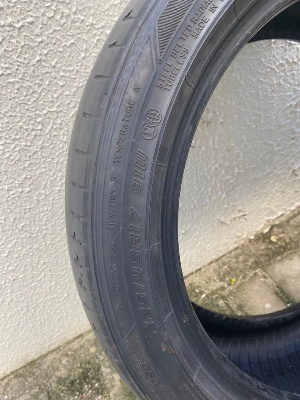 Pneu 225/45R17 - MARCA DUNLOP
