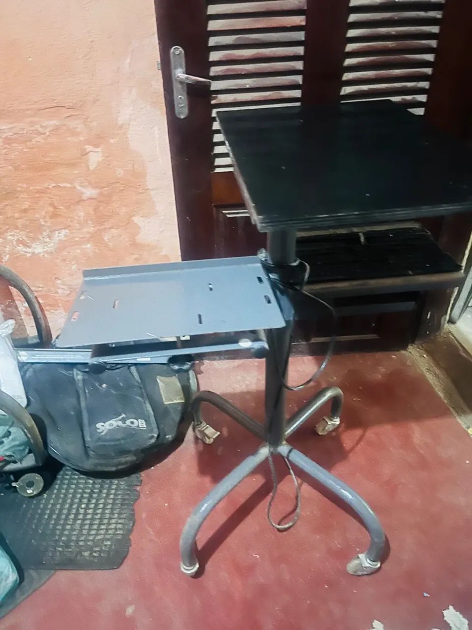 Mesa para projetor e Notebook com Rodinhas
