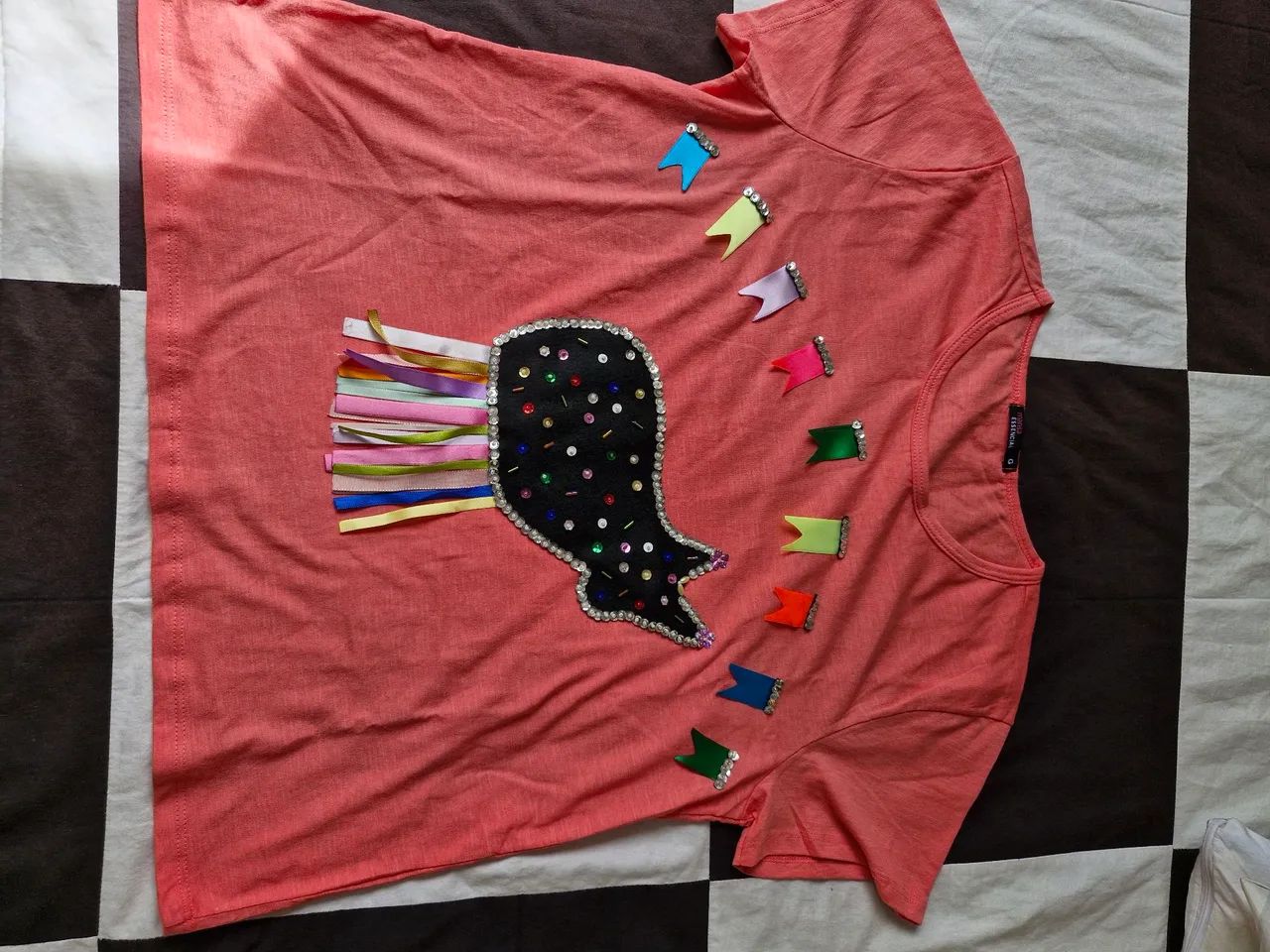 Camiseta Decorada com Bandeirinhas e Detalhes