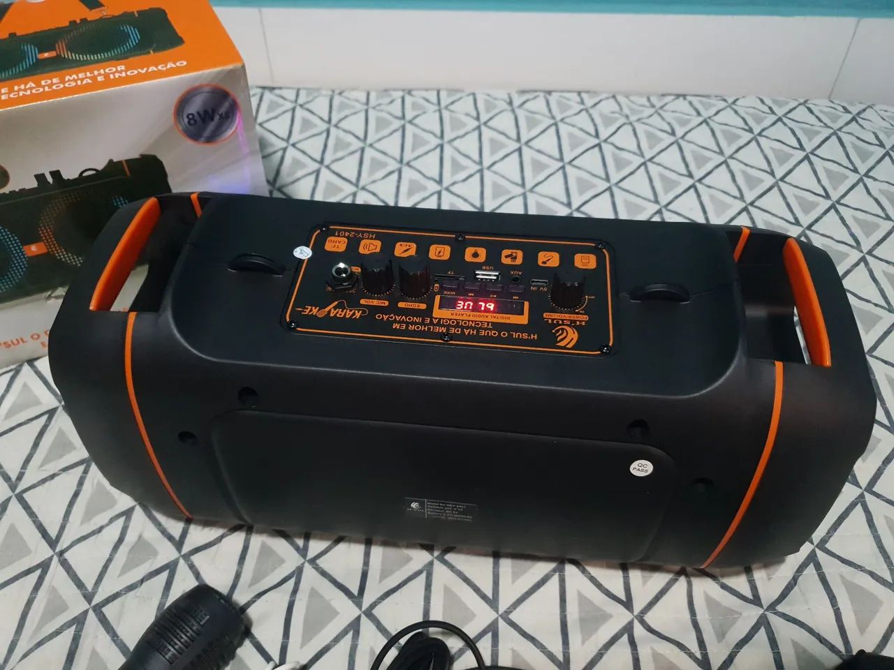 Caixa de Som Bluetooth com Microfone, controle remoto e alça - 16w - 38cm - Foto 2