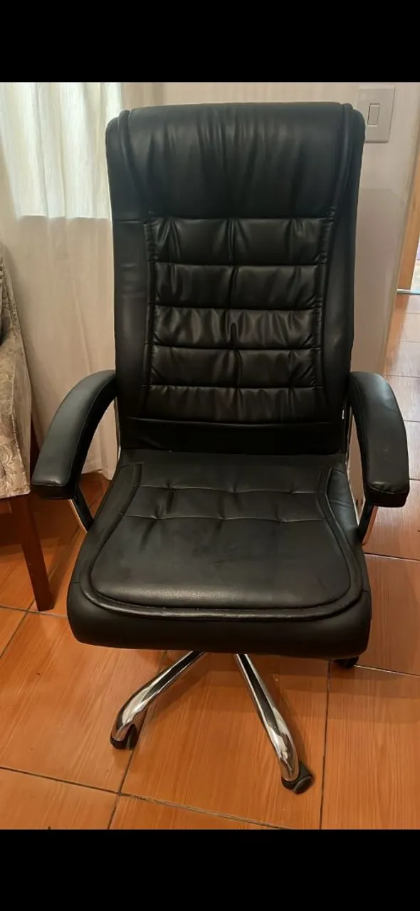 Cadeira de Escritório Executiva em Couro Preto