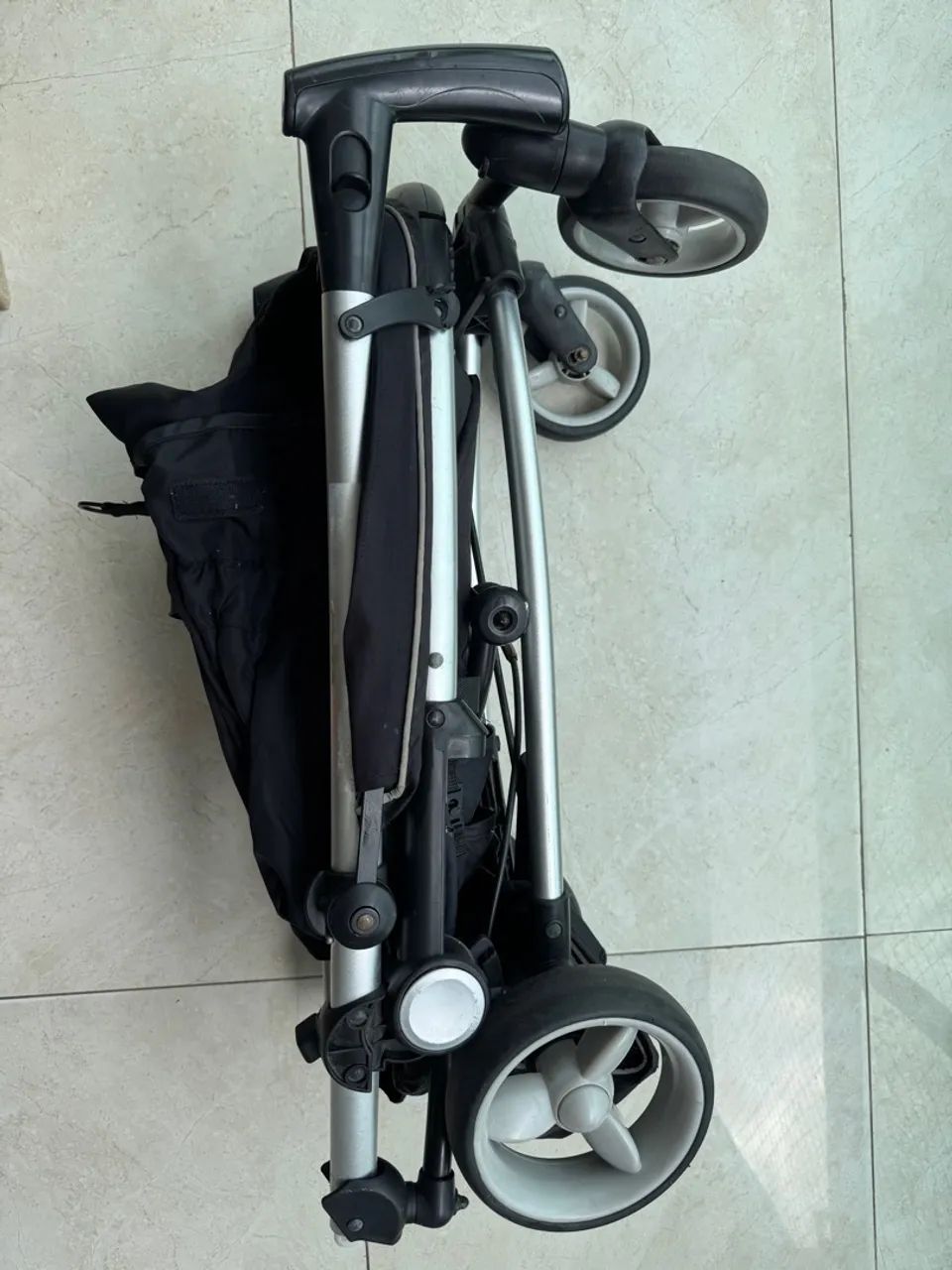 Carrinho de Bebê Dobrável - Leve e Prático - Foto 2