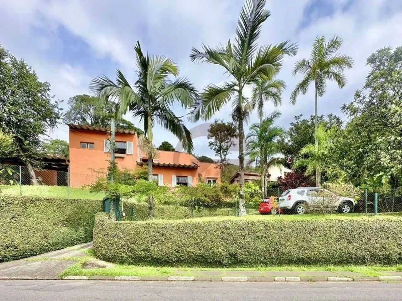 Sobrado com 4 Dormitórios, sendo 2 Suítes à venda, 218 m² por R$ 1.493.000 - Granja Viana