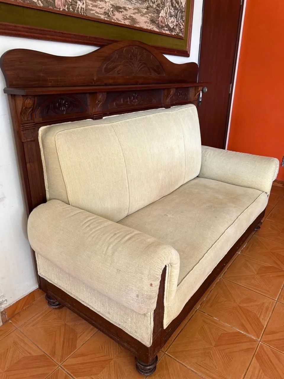 Sofá Clássico de 2 Lugares com Detalhes em Madeira - Foto 2