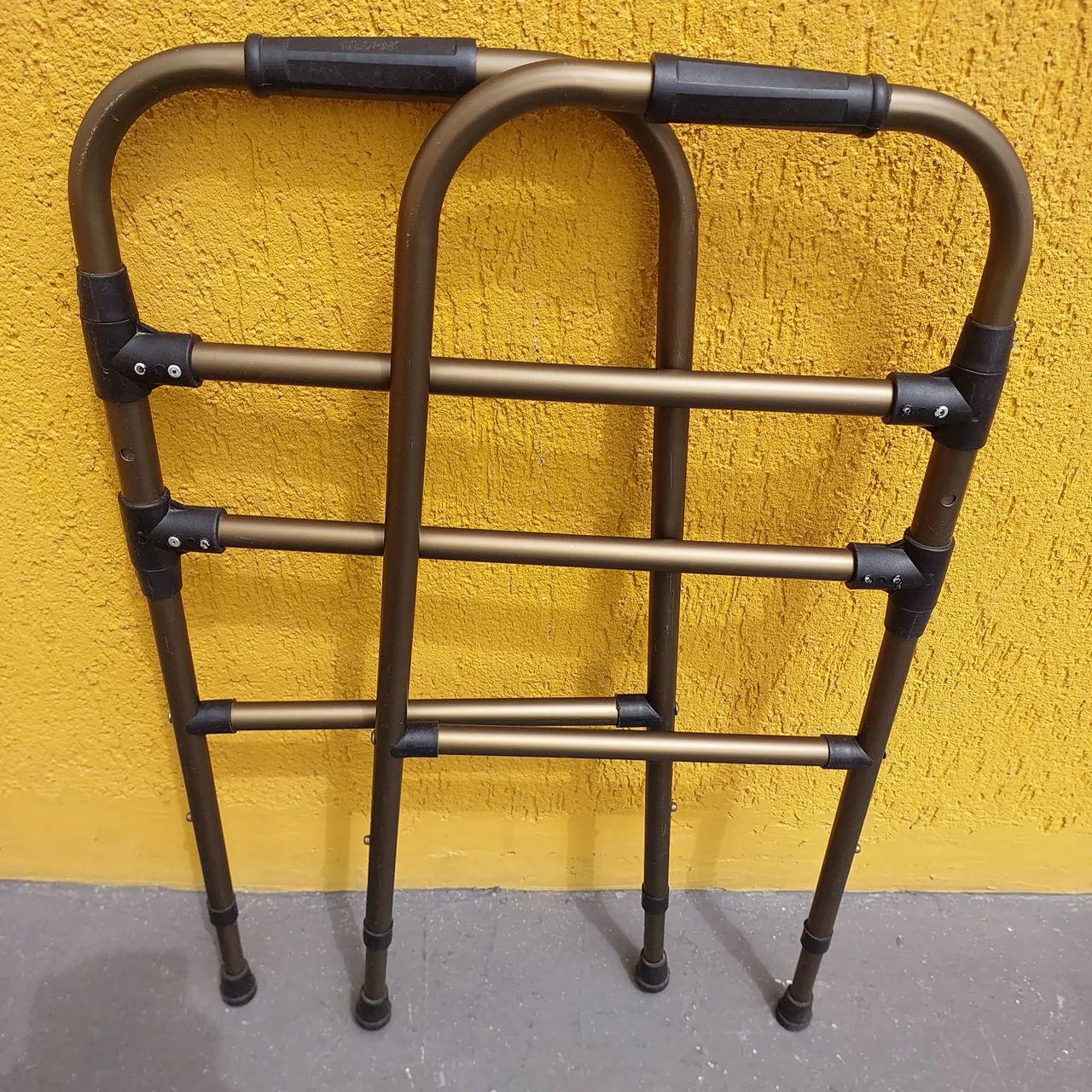 Andador de alumínio dobrável para idosos - Foto 3