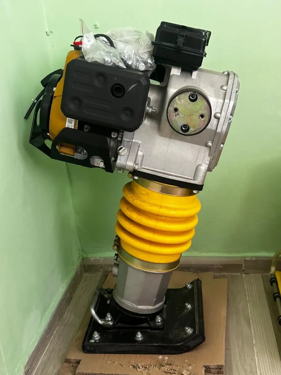 Compactador de Solo pula-pula (Compactador de Percussão Rental 4 HP a Gasolina - CS73)
