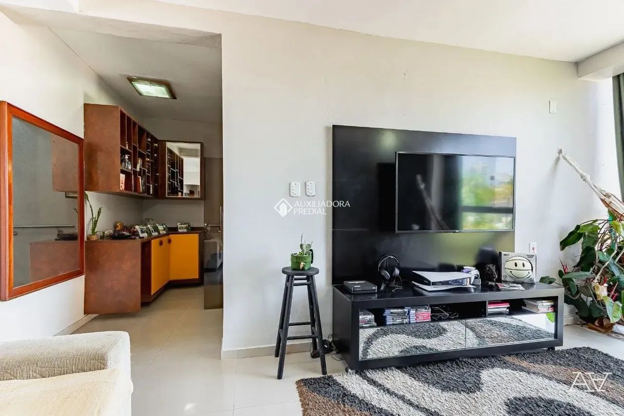 Prédio misto, com dois apartamentos e duas lojas.