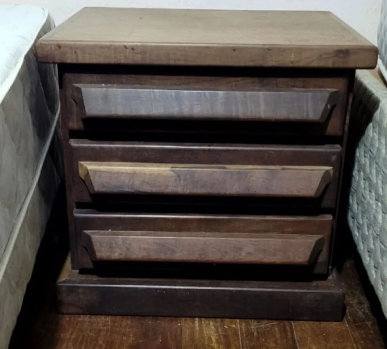 Cômoda e mesa de cabeceira de madeira rústica