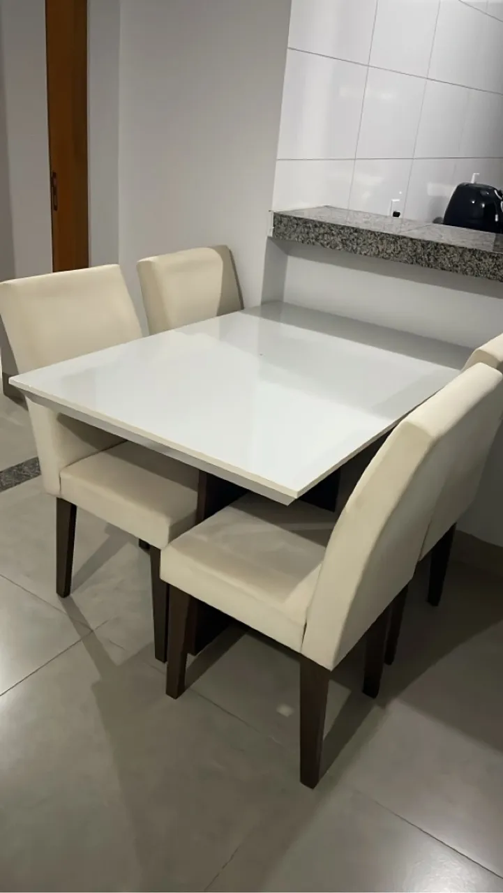 Mesa de Jantar Quadrada com 4 Cadeiras