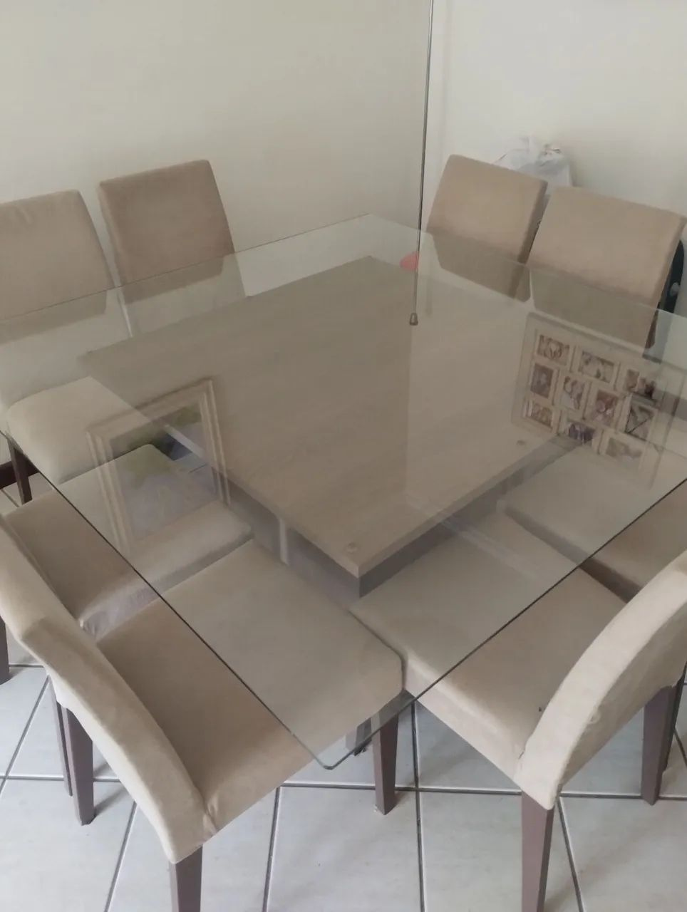 EIGHT-SEAT DINING TABLE IN EXCELLENT CONDITION