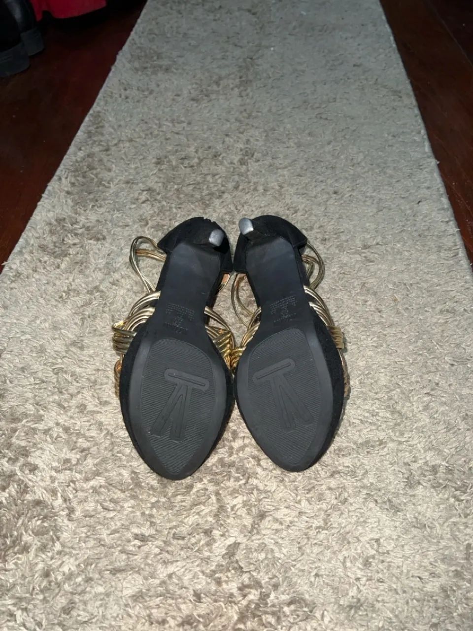 Saltos Vizanno preto e dourado  - Foto 4