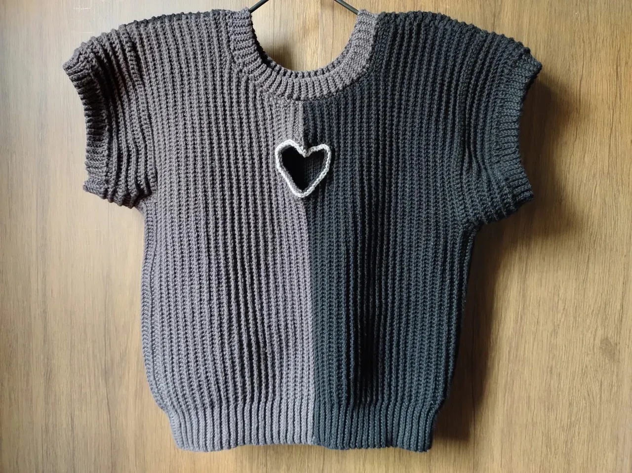 Blusa de crochê cinza e preta com detalhe de coração