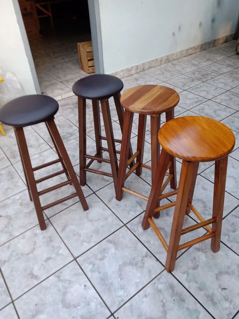 Banquetas de Madeira de lei.