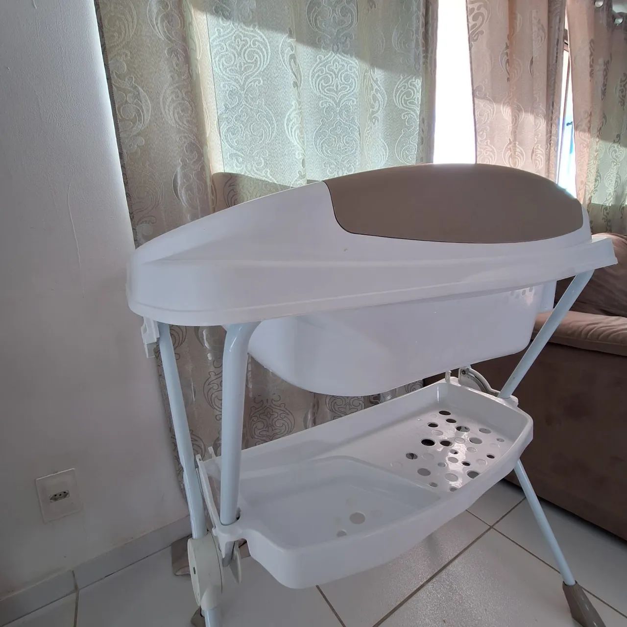Changing Table and Baby Bathtub in Perfect Condition64640293863170122