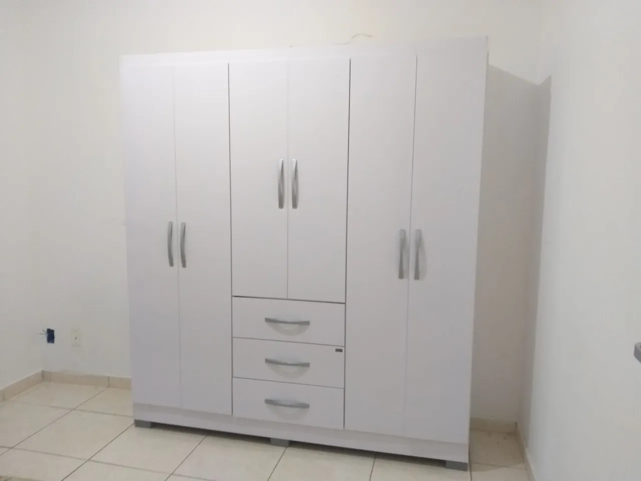 Guarda-Roupa Branco Moderno com Gavetas
