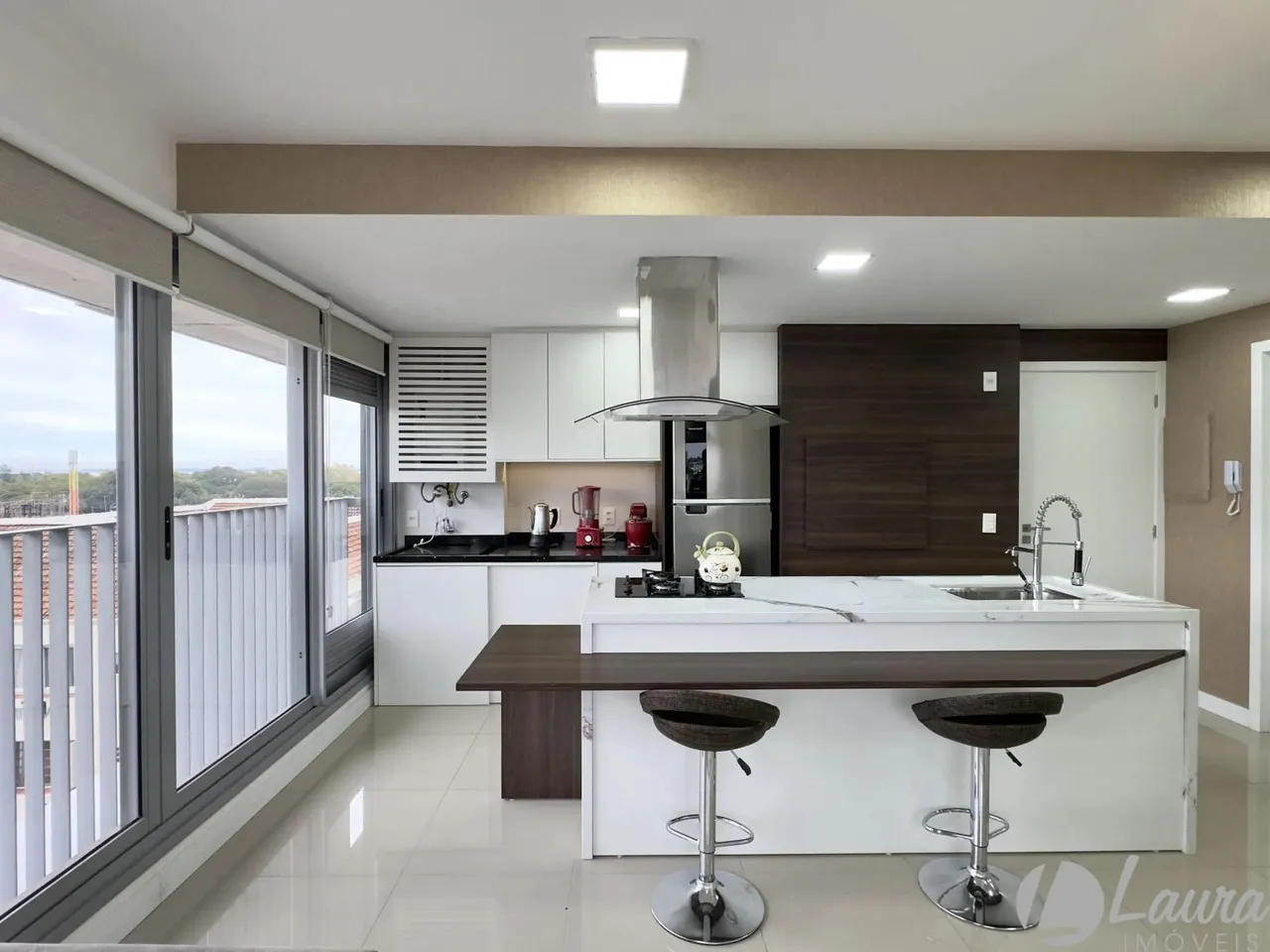 APARTAMENTO MOBILIADO DE 2 DORMITÓRIO, COM SUÍTE E 1 VAGA NO MENINO DEUS