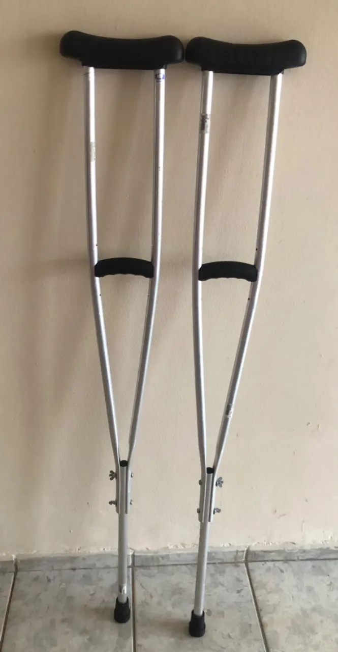 Vendo Par de muletas Indaiá , de alumínio, regulável, M, suporta até 100kg. Usada 1 dia.