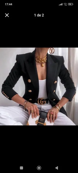Blazer feminino preto de botões dourados