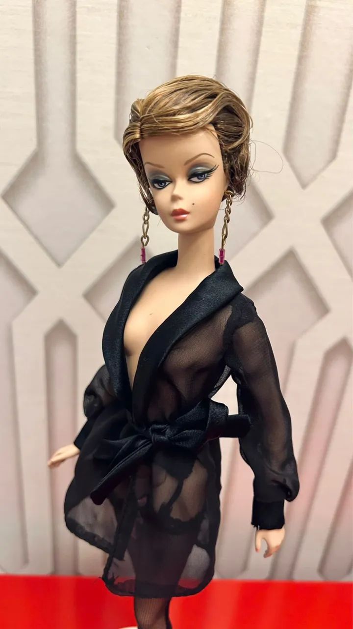 Linda barbie Silkstone , com parte de lingerie ! Acompanha de stand  - Foto 3
