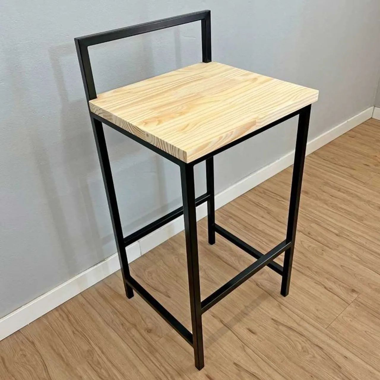 Banqueta Industrial em Metal e Madeira