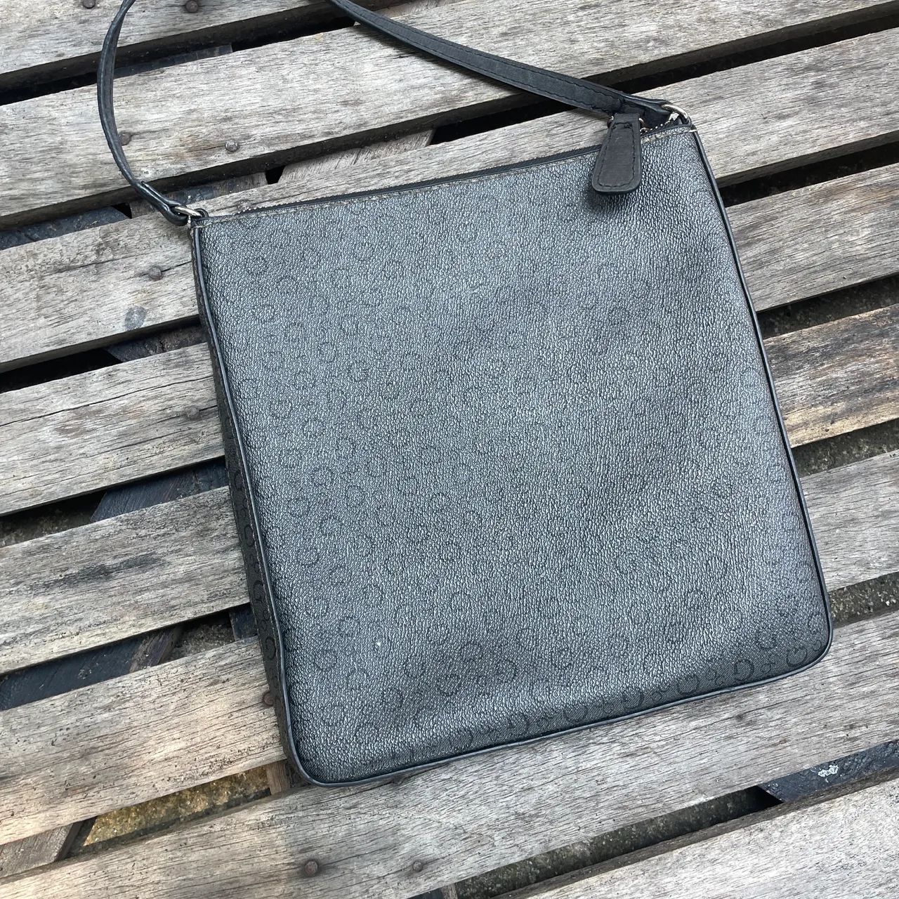 Bolsa GUESS Birch Logo Print  - Foto 4