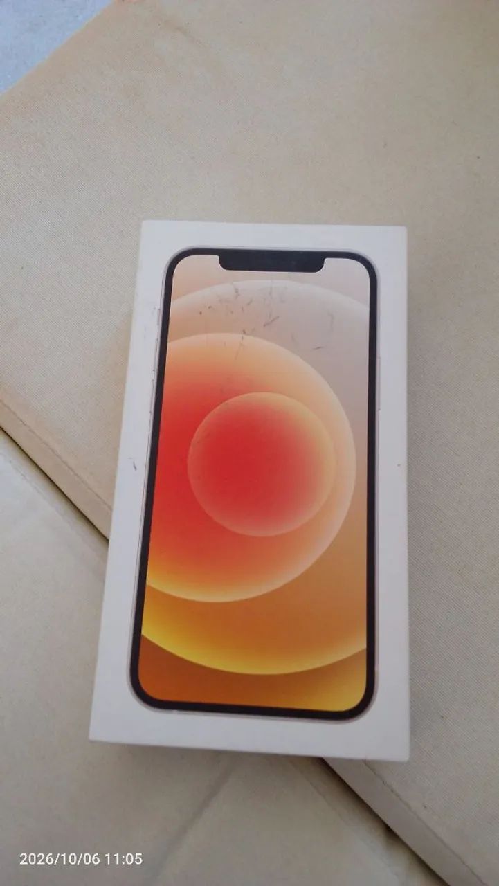 Vendo um iPhone 12 de 64 gb com caixa e documento todo original
