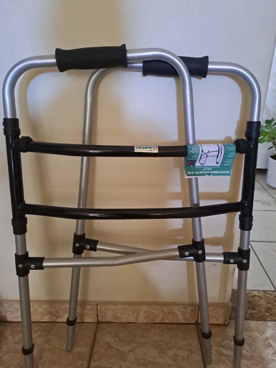 Andador articulado e dobrável 