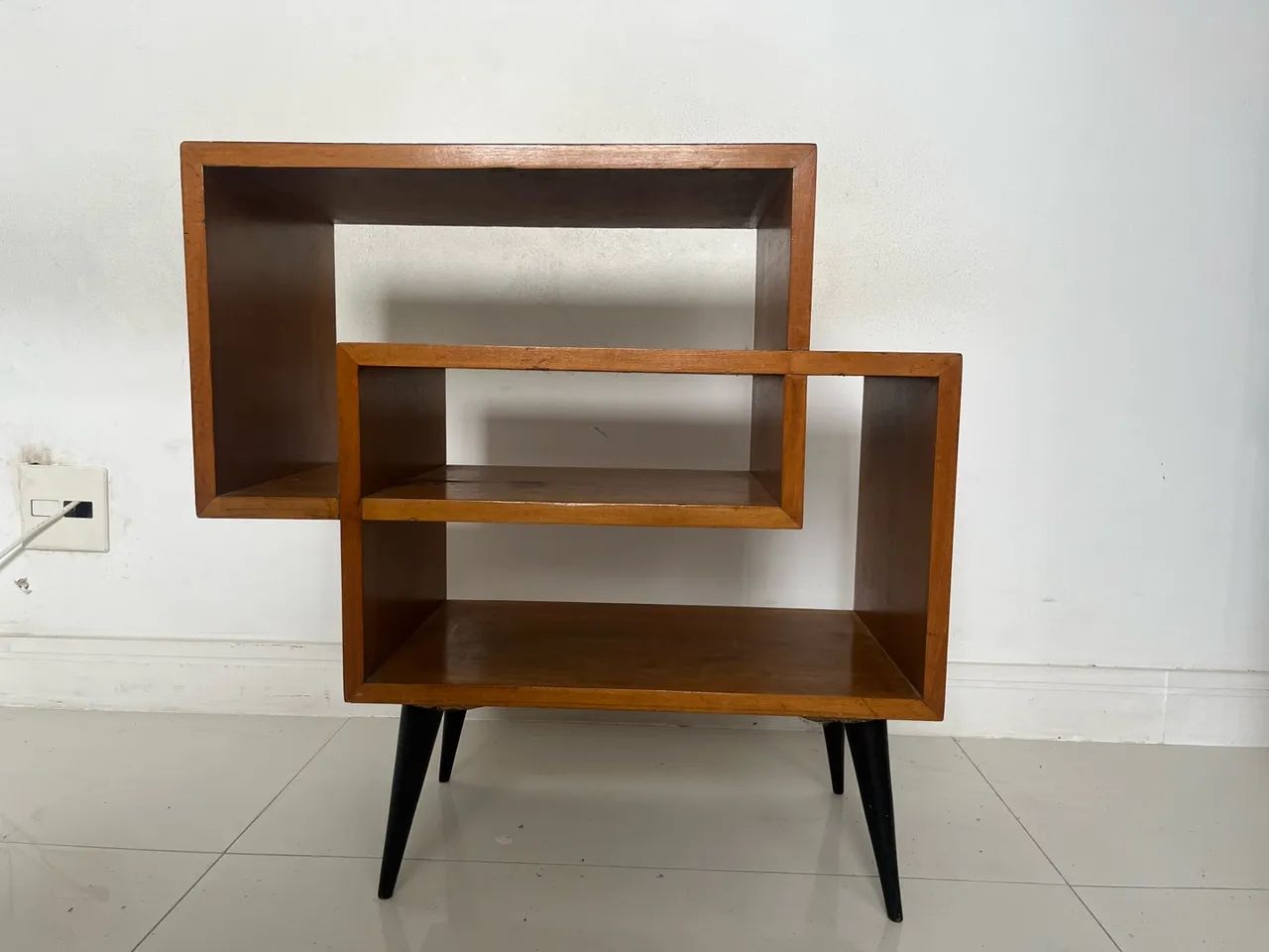mesa lateral com nichos geométricos assimétricos
