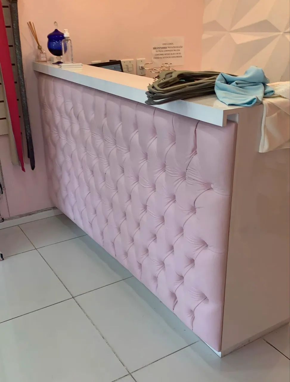 Balcão loja feminina capitonê rosa