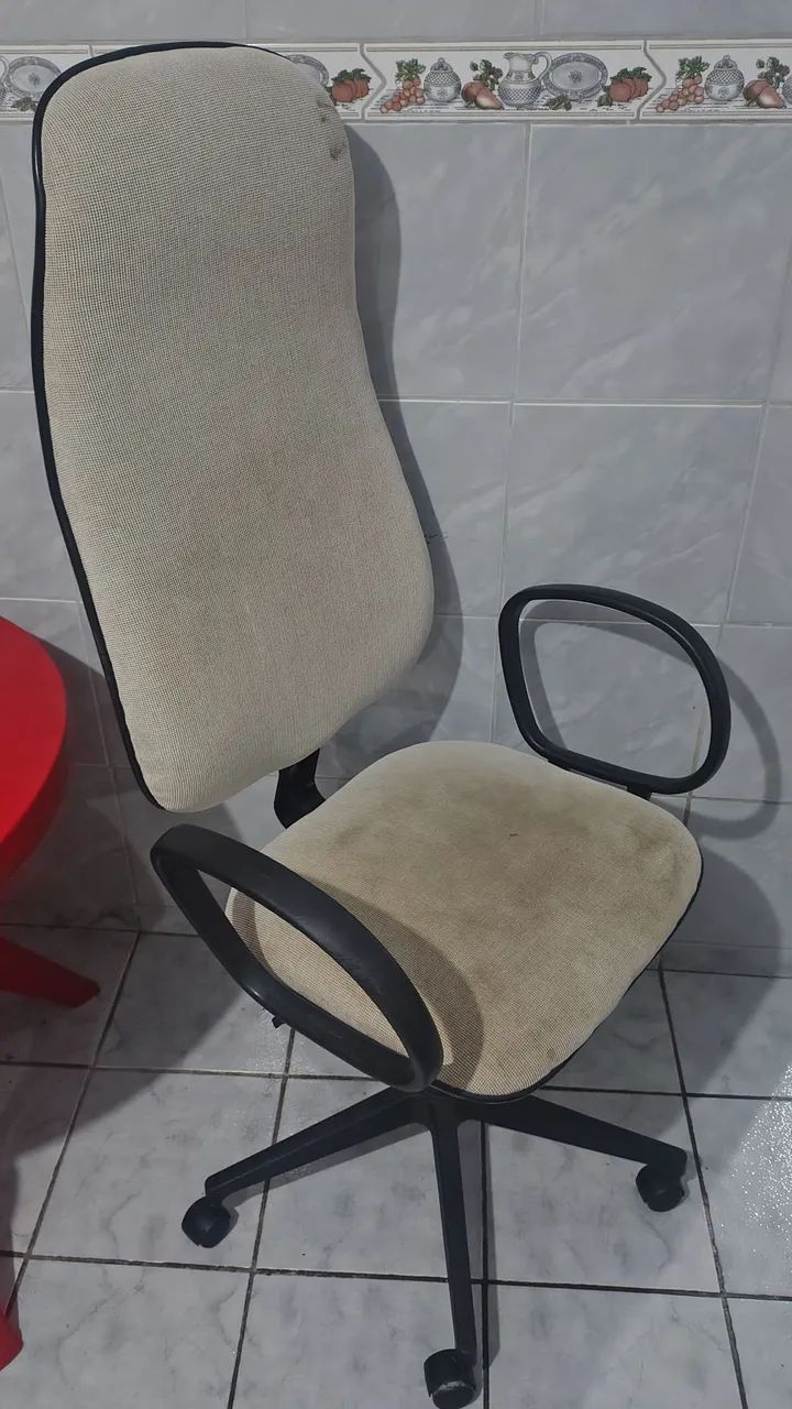 Cadeira executiva giratória com rodinhas e suspensão - Foto 4