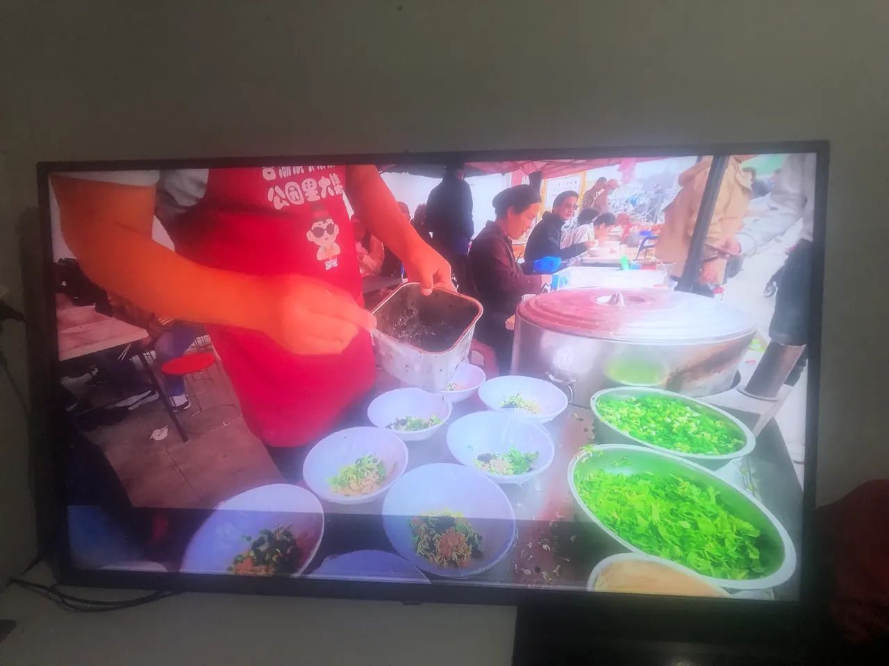 Tv 50 polegadas funcionando normal YouTube, Netflix , só com uma listra preta em baixo  - Foto 4