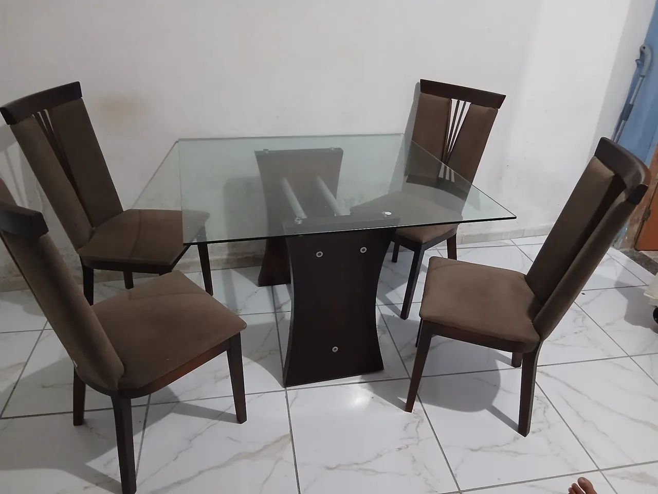 Mesa de madeira, com tampo de vidro com 4 cadeiras