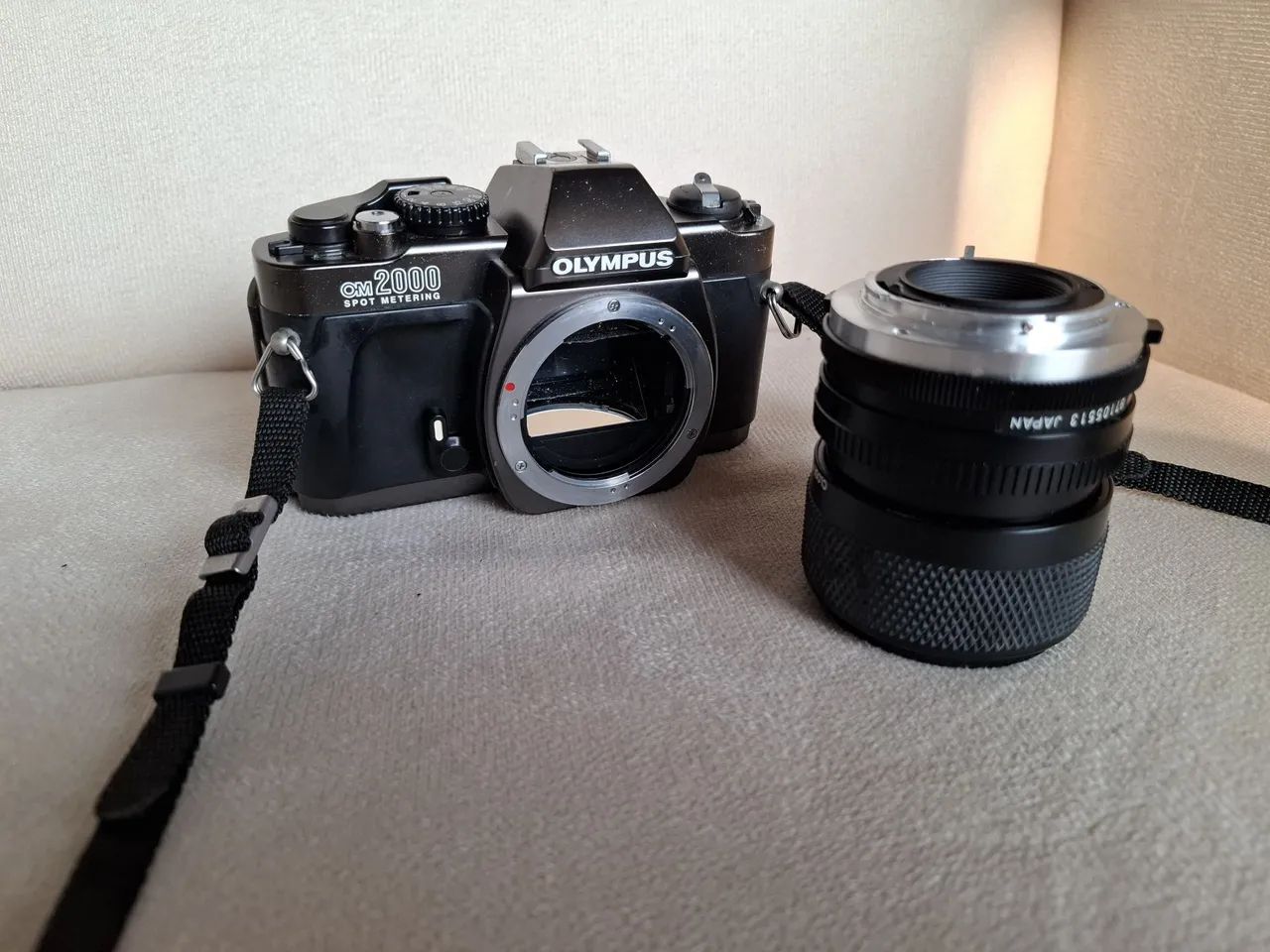 Câmera Analógica Olympus OM2000 com Lente S Zuiko 35-70mm para