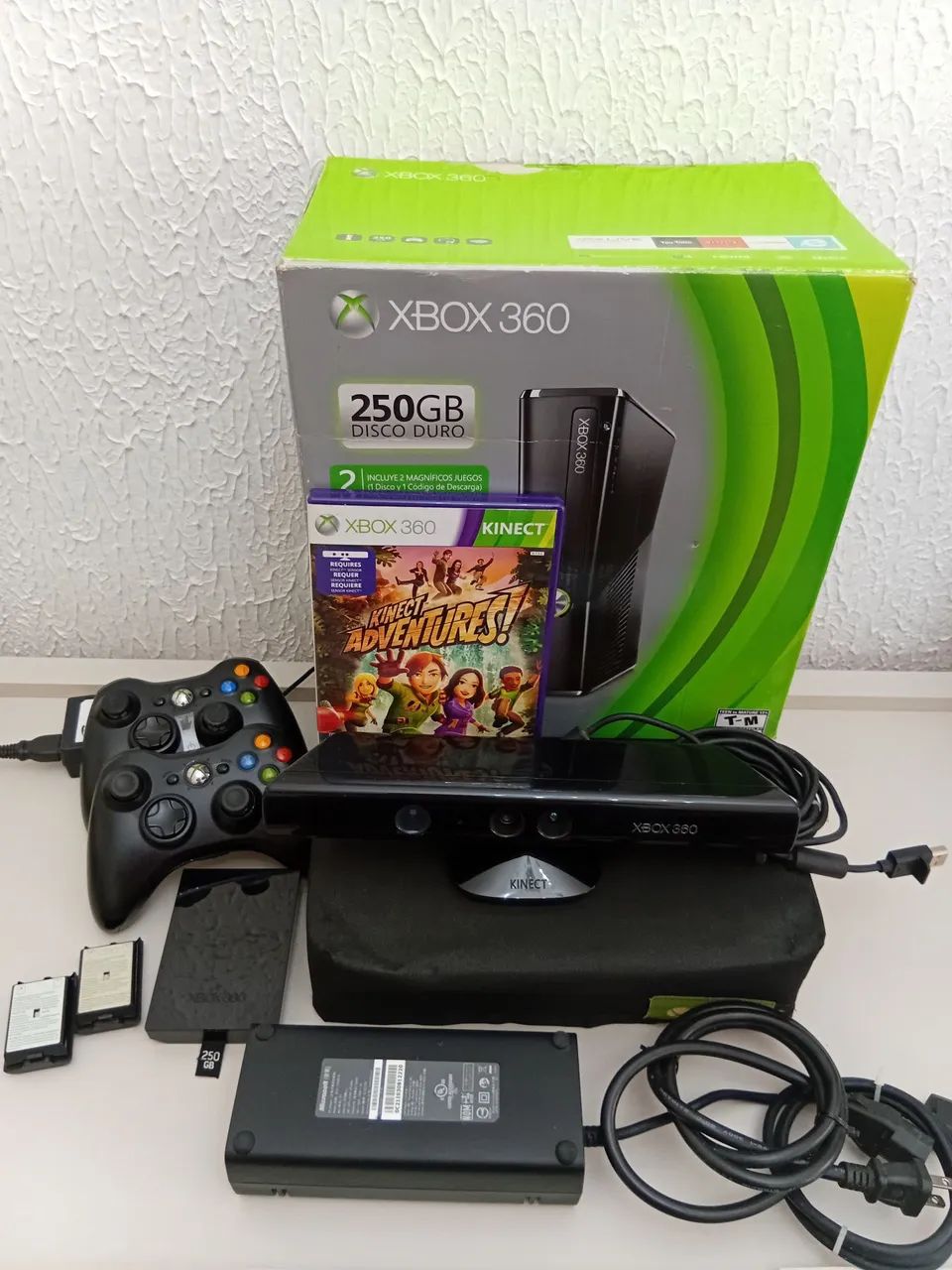 XBOX 360 S NA CAIXA COM 2 CONTROLES, KINECT E E JOGOS - Foto 2