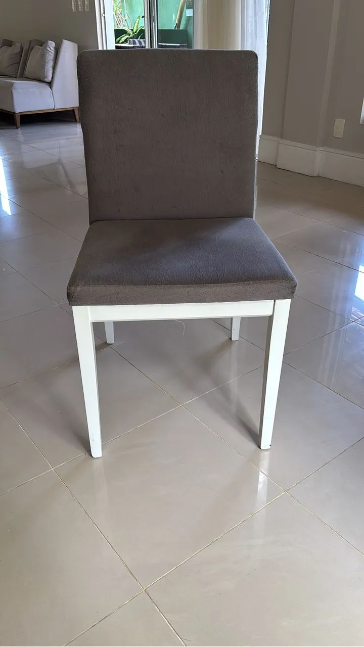 Conjunto de 4 cadeiras branco e cinza.