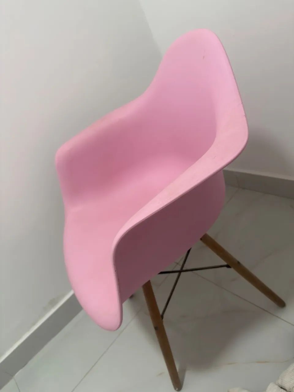 Poltrona eams Eiffel rosa 